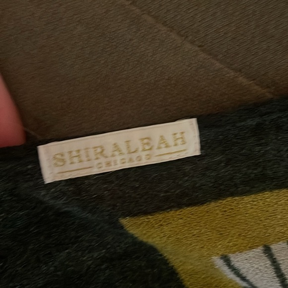 Large scarf never worn, dark, green, white and gold. - Picture 2 of 2